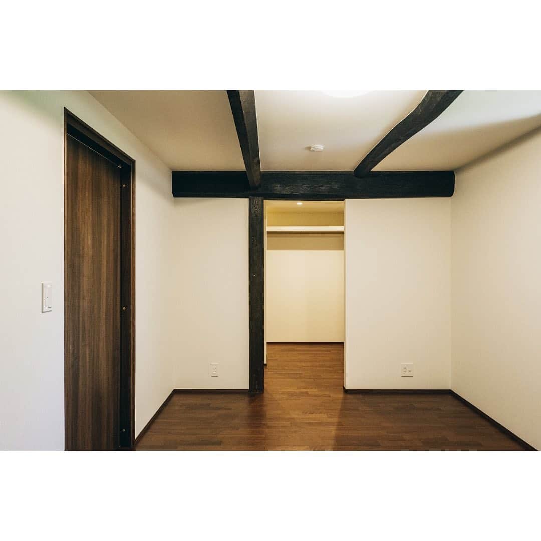 有限会社 稲葉製材住宅のインスタグラム：「#古民家 #リノベーション #寝室 #書斎 #木のある暮らし #稲葉製材住宅  〜〜〜〜〜〜〜〜〜〜〜〜〜〜〜〜〜〜  【熊本の暮らしに寄り添った工務店】 熊本県北を中心に新築、リノベーションを手掛ける工務店です。 家を建てることがゴールではなく、家を建てたあとの暮らしにフォーカス。 一人ひとりが楽しい暮らしを送れる家をご提案することが重要だと考えます。 素材にもこだわり、県産材を使用したりと人と自然に配慮した熊本らしい家づくりをご提案します。」