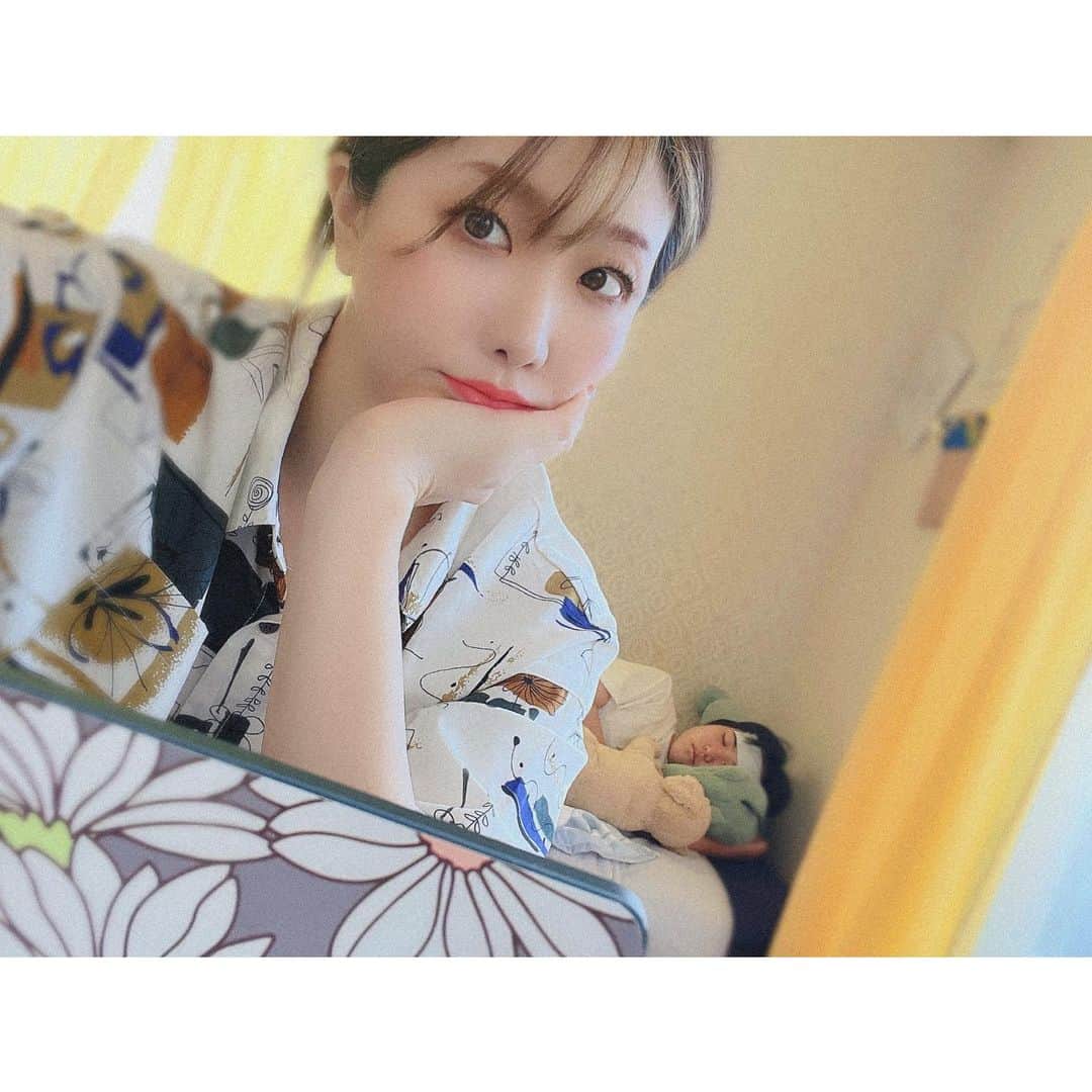 中村まきさんのインスタグラム写真 - (中村まきInstagram)「【私のリアル】今ここの写真。パソコンと睨めっこでセミナー資料を３件カタカタ動かす。後ろには不調続きでダウン中のお姫。これが私の今のリアル。  昨日、急性胃腸炎と診断され、昨夜もずっと 数時間おきに熱とトイレで起きて。 「よく子供が小さいと大変」というけど 子供が大きくなれば手がかからないというのは嘘だと思う。  考えてもみて。 旦那が手がかかる女性 今までたくさん見てきたｗ  誰かがいるってそういうことだと思う。 子供が小さいうちは落ち着かないからって その状況に胡坐かいて何もしなくても 年齢が上がるにつれて違う悩みになって 落ち着くってことはほぼないと私は思う。  だからいつやるかになるし、どうやるか。 何を手放して何を優先するのか。  子供の不調に一緒に流されることなくね。 子供の不調はコントロールできませんが 不調を乗り越えることはコントロールできる。  日々、一人ですが。 日々できないことはないと思ってる。 女性はとくに「ゆるふわ」に憧れるけど 私はふわっと稼ぐ気はないからｗ  私は父でもあり、母でもあるのです。 背中見せてたいしね。  「できない」に甘えたら いつまでたってもできないと私は思うのよね。  もちろんいろんな人に迷惑もかける。 色んな人に支えてもらっています。  だからできることはしっかりやる。 出来ること見つけることをやめない。  違いってたったそれだけかもしれない。  ⚠️アカウントのご相談・構築支援、PRや広告 認定講師(FC)のお問合わせ 協業相談、企業講習などのご相談は DMまたはプロフィール @buchimaki_1121 よりお気軽にご連絡ください。  【 実　績 】 ＊ミスジャパン宮崎2019 SNS講師 ＊Mrs of the year 宮崎大会 　Mr of the year 九州大会2023 　広報担当・SNS講師／運営企画メンバー ＊一般社団法人 某地方観光地域づくり協議会 ＊イオン宮崎様／企画プロデュース ＊宮崎山形屋様／企画プロデュース ＊企業PRプロモーション400件程経験 ＊企業講習実績多数 ＊個人起業家・フリーランス向け SNS戦略セミナー ＊相談件数のべ700件 ＊メディア掲載多数  【 書　籍 】 「誰にも振り回されない 輝く女性になれる20の生き方」  【 協　業 】 ・My CREATE（協業事業） 　M＆A事業、プロデュース、マーケティング事業等  #東京セミナー　#オンラインセミナー #東京講座　#企業研修 #起業女子　#起業女子 #東京　#熊本市  ◆私のプロフィールは @buchimaki_1121こちらから。  .。.:*・゜＋.。.:*・゜＋.。.:*・゜＋.。　  #潜在意識 #引き寄せの法則 #心理学 #コーチング #SNSクリエイター #ブランディング #ビジネスコーチ #世界観ブランディング #セミナー講師 #インスタ講師 #自己肯定感 #自分らしさ #インスタ代行 #恋愛相談 #自分磨き #ワンオペ育児 #スピリチュアル #田舎暮らし #子育てママ　#熊本 #インスタ運用 #オンラインスクール」4月20日 14時46分 - buchimaki_1121