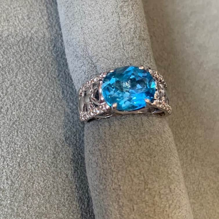 鎌田聖菜さんのインスタグラム写真 - (鎌田聖菜Instagram)「指輪のリメイク💍 ⁡ 家族ぐるみでお世話になっていた 社長さんからの 20年以上前の 誕生日プレゼント🎁 　 ⁡ かなり贅沢なデザインだったから なかなか 似合う洋服がなかったのだけど、、 　 ⁡ 先日、その社長さんが亡くなられて🥺 ⁡ 改めて形見として付けられるように 最近出会った ジュエリーも取り扱ってらっしゃる女性経営者さんに 私の好きなデザインに お直ししてもらいました✨ ⁡ 　 うん、可愛い！！！ ⁡ ティファニーみたいなデザインで お願いして大満足😍💎 ⁡ ⁡ これから たーくさんつけさせてもらいます😍✨ ⁡  大竹社長 どうもありがとう♡ ⁡ *…..*…..*…..*…..*…..*…..*…..*…..*…..*…..*…..* 美しく生きるコツ満載🪞✨ Amazon／楽天／全国書店にて📚 『運命を変える鏡の本。』(サンマーク出版) で検索🔍 ⁡ or @seina_kamada プロフのURLをクリックしてね👆    ⁡ ⁡ #美しく生きる#鏡#運命を変える鏡の本。 #心を整える#自尊心 #自己肯定 #鏡学 #鎌田聖菜 #自分を好きになる #自分色#周波数を整える #美肌 #美学#美は選択 #感謝と尊重 #天命 #魂職 #自分を満たしてからが豊かさのスタート #ご機嫌に生きる #指輪リメイク ⁡ ⁡」4月20日 14時50分 - seina_kamada