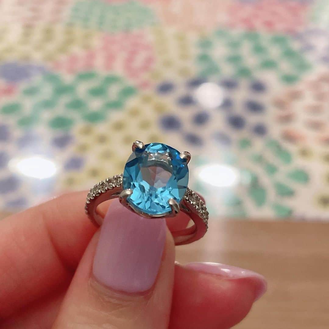 鎌田聖菜さんのインスタグラム写真 - (鎌田聖菜Instagram)「指輪のリメイク💍 ⁡ 家族ぐるみでお世話になっていた 社長さんからの 20年以上前の 誕生日プレゼント🎁 　 ⁡ かなり贅沢なデザインだったから なかなか 似合う洋服がなかったのだけど、、 　 ⁡ 先日、その社長さんが亡くなられて🥺 ⁡ 改めて形見として付けられるように 最近出会った ジュエリーも取り扱ってらっしゃる女性経営者さんに 私の好きなデザインに お直ししてもらいました✨ ⁡ 　 うん、可愛い！！！ ⁡ ティファニーみたいなデザインで お願いして大満足😍💎 ⁡ ⁡ これから たーくさんつけさせてもらいます😍✨ ⁡  大竹社長 どうもありがとう♡ ⁡ *…..*…..*…..*…..*…..*…..*…..*…..*…..*…..*…..* 美しく生きるコツ満載🪞✨ Amazon／楽天／全国書店にて📚 『運命を変える鏡の本。』(サンマーク出版) で検索🔍 ⁡ or @seina_kamada プロフのURLをクリックしてね👆    ⁡ ⁡ #美しく生きる#鏡#運命を変える鏡の本。 #心を整える#自尊心 #自己肯定 #鏡学 #鎌田聖菜 #自分を好きになる #自分色#周波数を整える #美肌 #美学#美は選択 #感謝と尊重 #天命 #魂職 #自分を満たしてからが豊かさのスタート #ご機嫌に生きる #指輪リメイク ⁡ ⁡」4月20日 14時50分 - seina_kamada