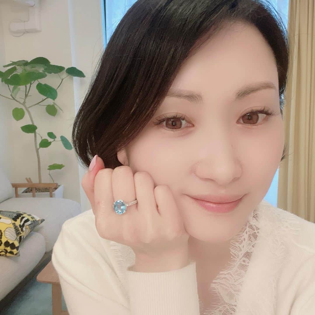 鎌田聖菜さんのインスタグラム写真 - (鎌田聖菜Instagram)「指輪のリメイク💍 ⁡ 家族ぐるみでお世話になっていた 社長さんからの 20年以上前の 誕生日プレゼント🎁 　 ⁡ かなり贅沢なデザインだったから なかなか 似合う洋服がなかったのだけど、、 　 ⁡ 先日、その社長さんが亡くなられて🥺 ⁡ 改めて形見として付けられるように 最近出会った ジュエリーも取り扱ってらっしゃる女性経営者さんに 私の好きなデザインに お直ししてもらいました✨ ⁡ 　 うん、可愛い！！！ ⁡ ティファニーみたいなデザインで お願いして大満足😍💎 ⁡ ⁡ これから たーくさんつけさせてもらいます😍✨ ⁡  大竹社長 どうもありがとう♡ ⁡ *…..*…..*…..*…..*…..*…..*…..*…..*…..*…..*…..* 美しく生きるコツ満載🪞✨ Amazon／楽天／全国書店にて📚 『運命を変える鏡の本。』(サンマーク出版) で検索🔍 ⁡ or @seina_kamada プロフのURLをクリックしてね👆    ⁡ ⁡ #美しく生きる#鏡#運命を変える鏡の本。 #心を整える#自尊心 #自己肯定 #鏡学 #鎌田聖菜 #自分を好きになる #自分色#周波数を整える #美肌 #美学#美は選択 #感謝と尊重 #天命 #魂職 #自分を満たしてからが豊かさのスタート #ご機嫌に生きる #指輪リメイク ⁡ ⁡」4月20日 14時50分 - seina_kamada