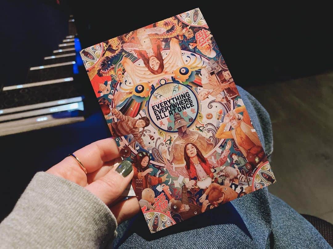 土井コマキのインスタグラム：「Everything Everywhere All At Once  とても面白かったし、あの家族、全員愛おしい。投げやりな気分になったら、これからはベーグルを食べてやろうと思う。 #ドイ劇場」
