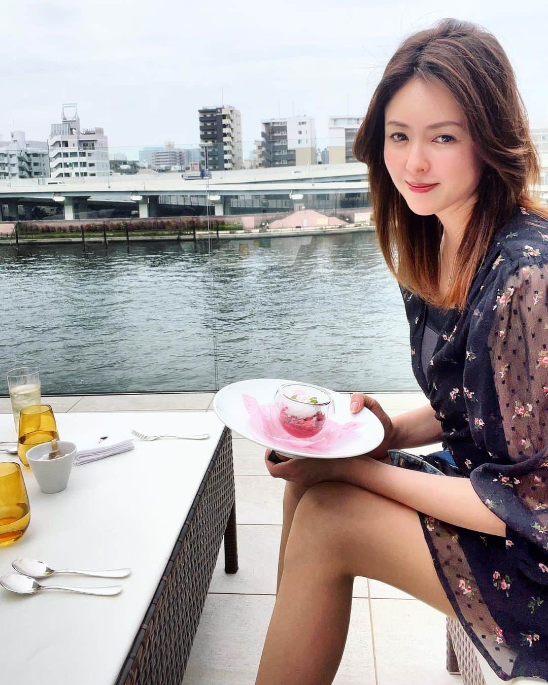 大河内志保さんのインスタグラム写真 - (大河内志保Instagram)「隅田川テラスでお食事が出来るレストラン ナベノイズム  景観もご馳走ですね。  水辺を眺めていると気持ちが穏やかになります。  #ナベノイズム #浅草 #隅田川 #２つ星レストラン  #フレンチ  #浅草グルメ」4月20日 14時56分 - okouchi_shiho