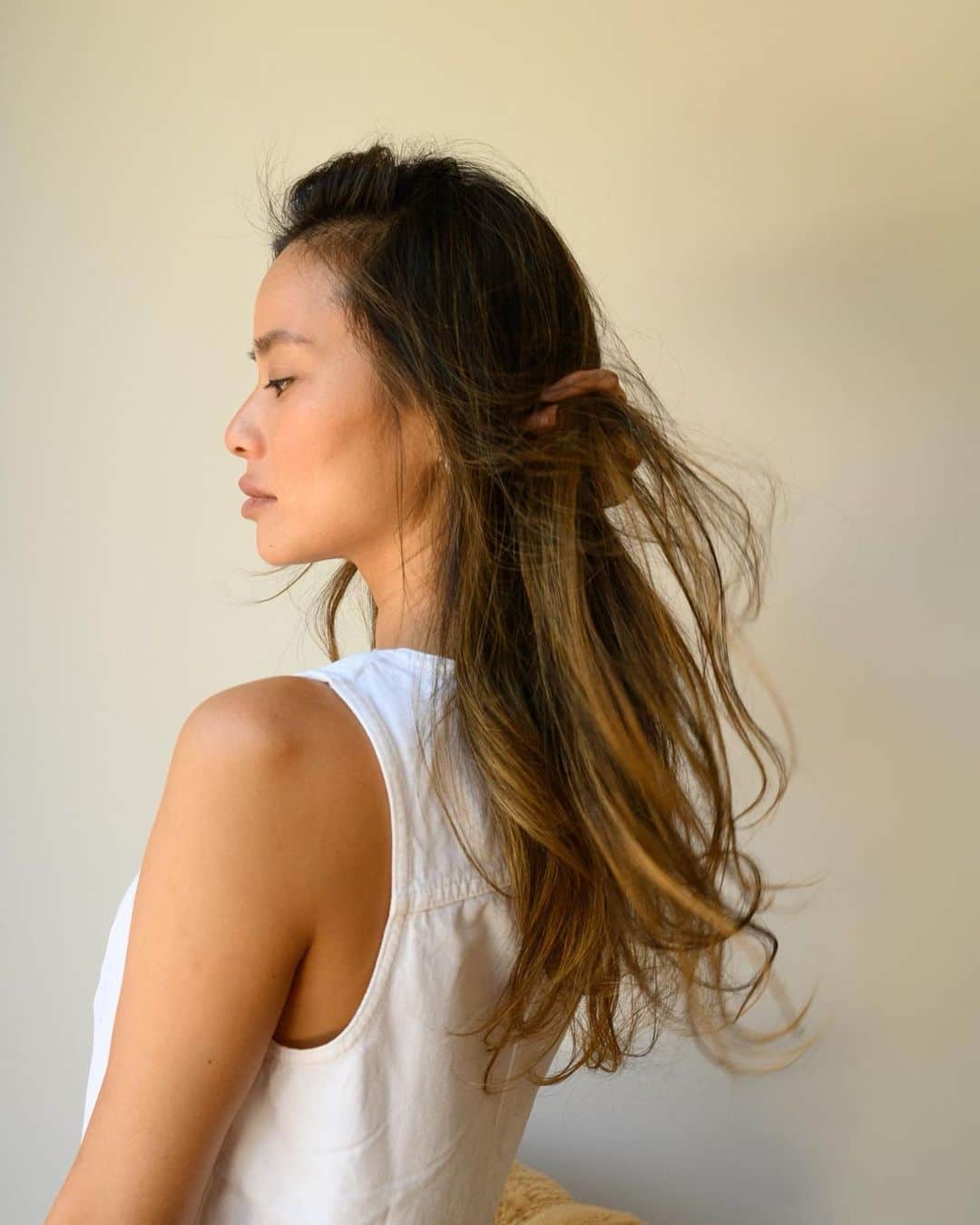ジェイミー・チャンのインスタグラム：「#NutrafolPartner My hair has been through a lot. Styled and colored for work, teased and pulled back for workouts, and lately hidden under caps during bouts of stress and hair thinning while I went through massive life changes. I hid behind my hair, and kept it long most of my life because it symbolized femininity and "beauty." My mom survived cancer 22 years ago and even though her hair grew back she still wears a wig for special occasions when she knows pictures will be taken because she's embarrassed of her now thinning hair. I’m also guilty of wearing hair pieces to make my hair look fuller when I’m going through phases of thinning. But why is that? It's completely normal to go through these phases and I have a lot of friends going through life changes that affect hair shedding and growth. Thank you @nutrafol for normalizing this topic and creating a forum for women to support each other. Shed the Silence includes an online community for women to share hair stories and experiences, while educating and empowering each other to take back control and confidence. Join the community at shedthesilence.com and share your story so you can help others feel empowered to talk about their own hair struggles. #Shedthesilence」