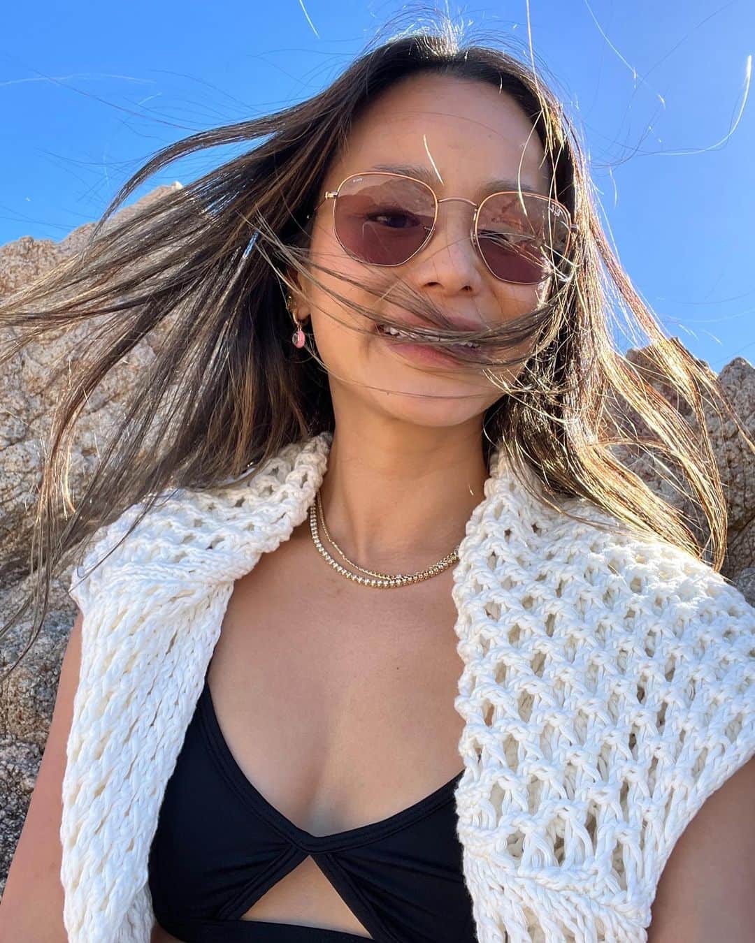 ジェイミー・チャンさんのインスタグラム写真 - (ジェイミー・チャンInstagram)「#NutrafolPartner My hair has been through a lot. Styled and colored for work, teased and pulled back for workouts, and lately hidden under caps during bouts of stress and hair thinning while I went through massive life changes. I hid behind my hair, and kept it long most of my life because it symbolized femininity and "beauty." My mom survived cancer 22 years ago and even though her hair grew back she still wears a wig for special occasions when she knows pictures will be taken because she's embarrassed of her now thinning hair. I’m also guilty of wearing hair pieces to make my hair look fuller when I’m going through phases of thinning. But why is that? It's completely normal to go through these phases and I have a lot of friends going through life changes that affect hair shedding and growth. Thank you @nutrafol for normalizing this topic and creating a forum for women to support each other. Shed the Silence includes an online community for women to share hair stories and experiences, while educating and empowering each other to take back control and confidence. Join the community at shedthesilence.com and share your story so you can help others feel empowered to talk about their own hair struggles. #Shedthesilence」4月21日 1時53分 - jamiejchung