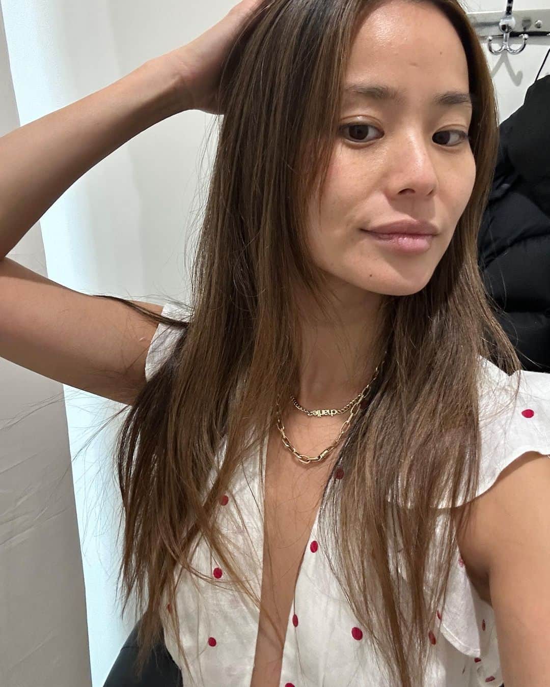 ジェイミー・チャンさんのインスタグラム写真 - (ジェイミー・チャンInstagram)「#NutrafolPartner My hair has been through a lot. Styled and colored for work, teased and pulled back for workouts, and lately hidden under caps during bouts of stress and hair thinning while I went through massive life changes. I hid behind my hair, and kept it long most of my life because it symbolized femininity and "beauty." My mom survived cancer 22 years ago and even though her hair grew back she still wears a wig for special occasions when she knows pictures will be taken because she's embarrassed of her now thinning hair. I’m also guilty of wearing hair pieces to make my hair look fuller when I’m going through phases of thinning. But why is that? It's completely normal to go through these phases and I have a lot of friends going through life changes that affect hair shedding and growth. Thank you @nutrafol for normalizing this topic and creating a forum for women to support each other. Shed the Silence includes an online community for women to share hair stories and experiences, while educating and empowering each other to take back control and confidence. Join the community at shedthesilence.com and share your story so you can help others feel empowered to talk about their own hair struggles. #Shedthesilence」4月21日 1時53分 - jamiejchung