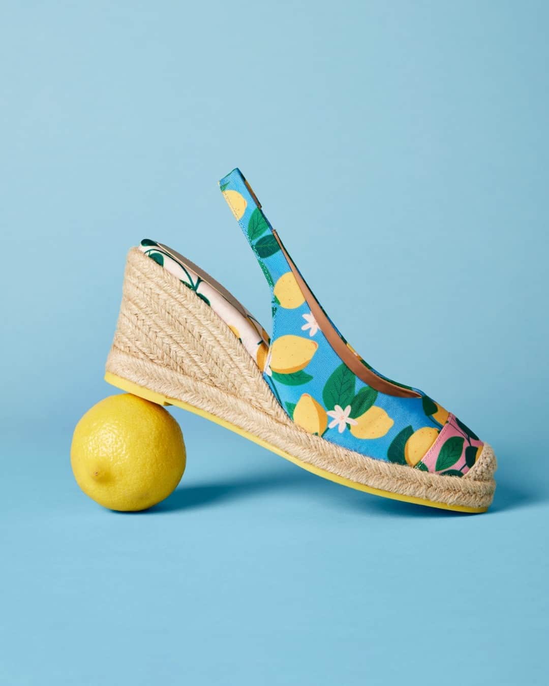 Cole Haanさんのインスタグラム写真 - (Cole HaanInstagram)「🍋 The lemon drop 🍋  Shop our fresh new Lemon-Print Collection at the link in our bio.」4月21日 1時48分 - colehaan