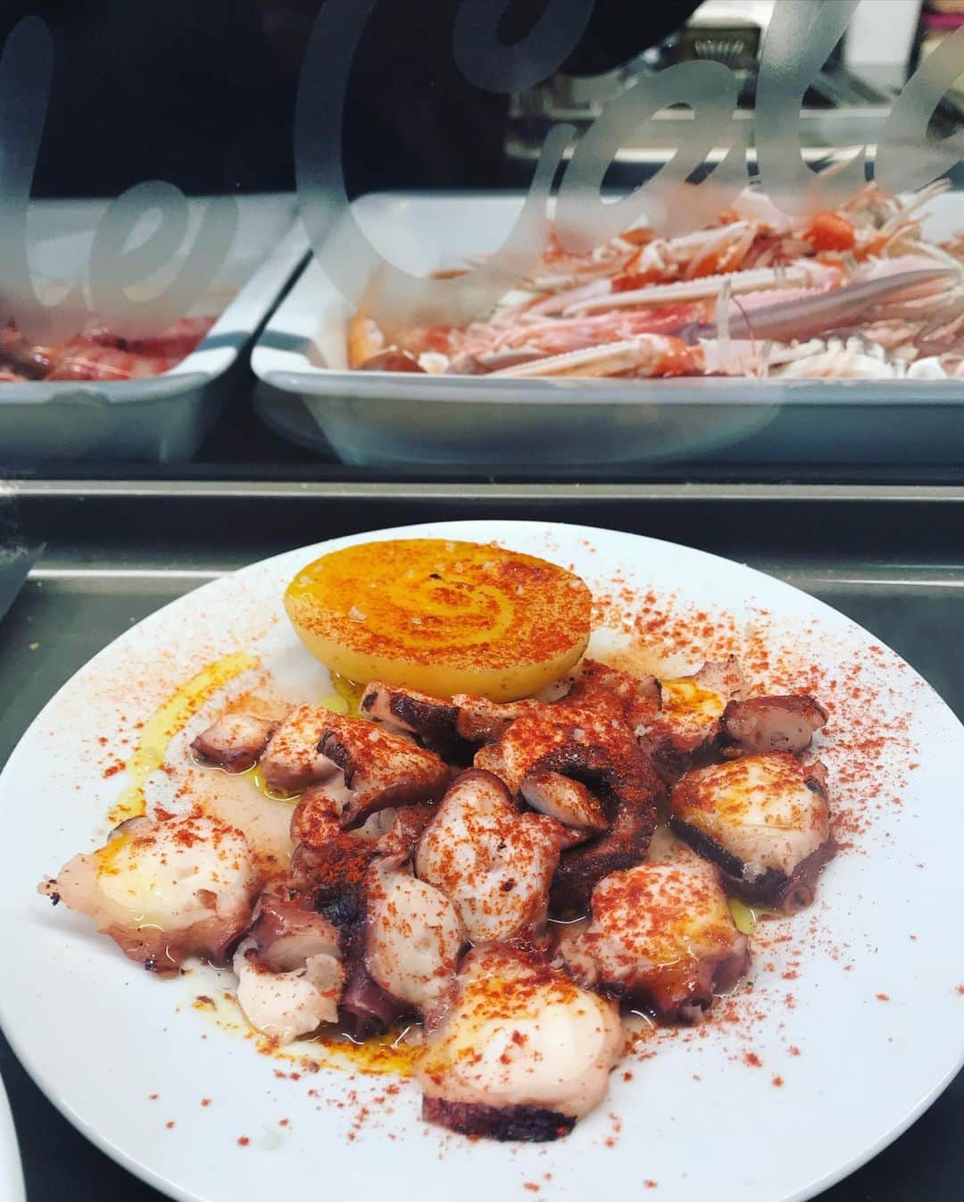 上本昌代さんのインスタグラム写真 - (上本昌代Instagram)「バルセロナで一番美味しかったもの🐙 ボケリア市場で食べたタコのガリシア風が忘れられない🤤シンプルなのになぜこんなに美味しいのか。むしろ素材が素晴らしいからこそシンプルな方が美味しいのか😋 大好きなハムも激安で美味しくてたくさん食べれたし市場って本当に楽しい。また行きたいなぁ🇪🇸  #バルセロナ #barcelona #spain🇪🇸 #スペイン #españa #ボケリア市場 #mercato #タコのガリシア風 #スペイン料理 #foodstagram #たべすたぐらむ #memories #時差投稿 #海外出たい病」4月21日 1時50分 - masayomai