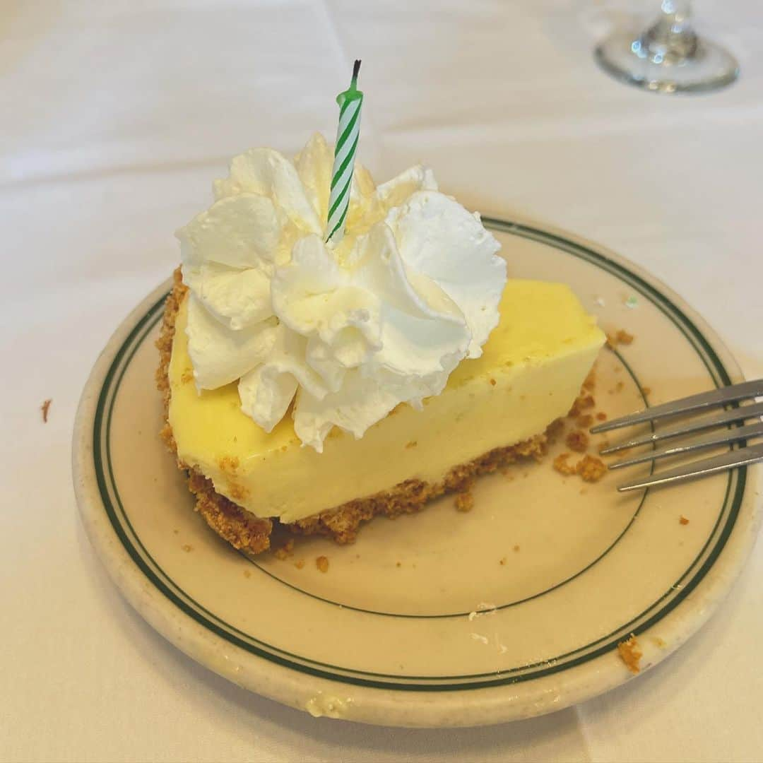 安藤萌々さんのインスタグラム写真 - (安藤萌々Instagram)「キーライムパイ🥧🍋🇺🇸  (先端食べちゃった後。笑))  WBCの決勝から もう約1ヶ月経つなんて…！ あっという間ですね。  #アメリカ #フロリダ #マイアミ #ケーキ  #食べかけ #お誕生日 #お祝い #キーライムパイ」4月21日 1時50分 - momo_ando_ex