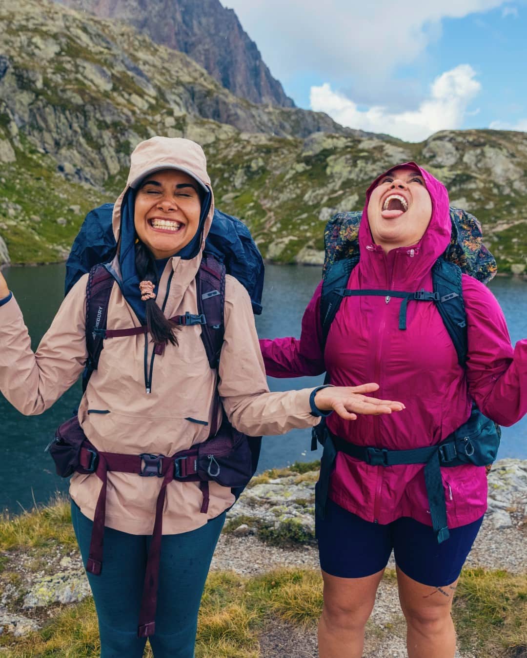 のインスタグラム：「Dying to get outside, but the rain has got you down? Add one of our raincovers to your pack and you are set to go! No more worrying about wet gear!   Click the link in our bio to shop raincovers. 🌧️」