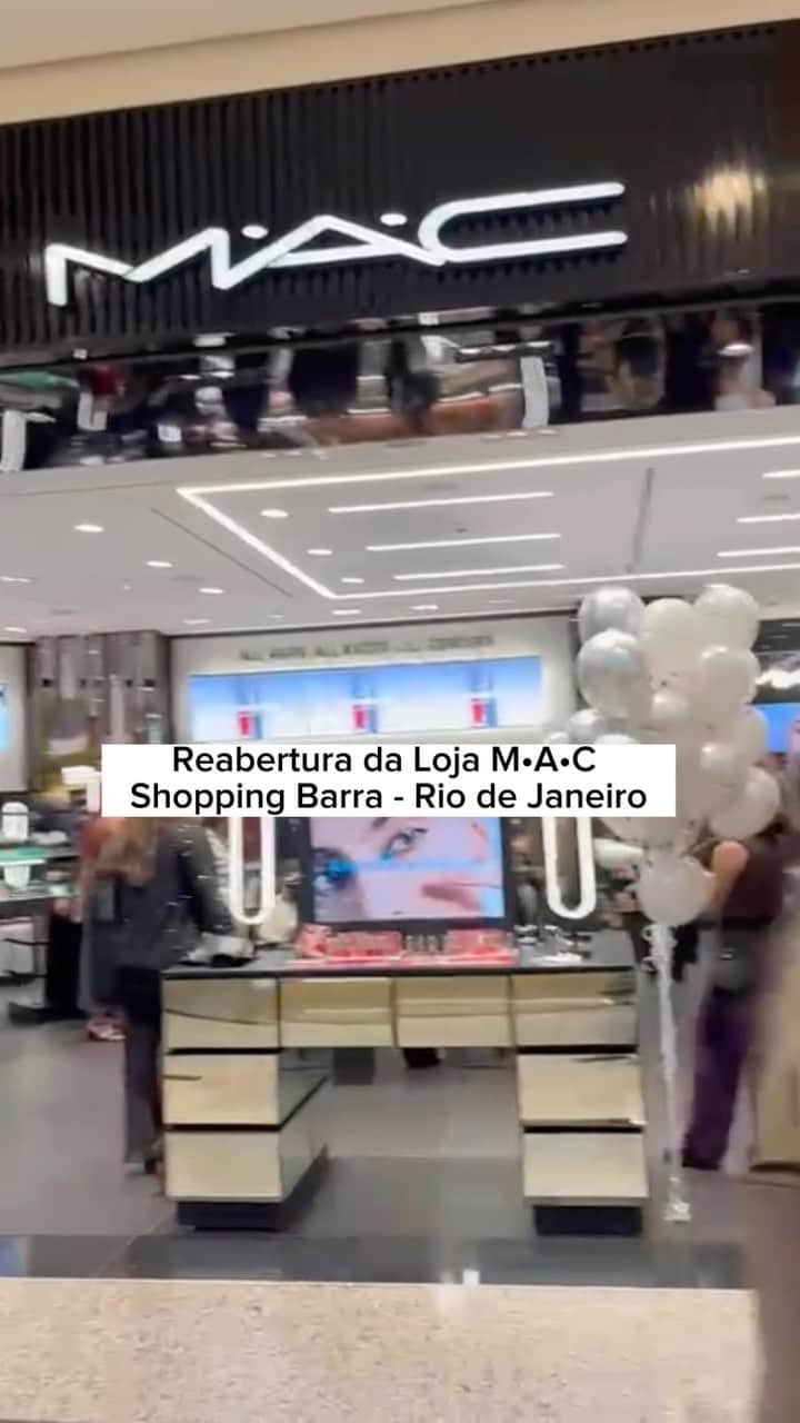 M·A·C Cosmetics BRのインスタグラム：「A nossa loja do Barra Shopping no Rio de Janeiro também está de cara nova 😍 Nossos Artistas estão ansiosos para receber você com um atendimento personalizado e serviços de make gratuitos que você vai A-M-A-R ❤️   Conheça o NOVO lançamento #MACLockedKissInk em uma das lojas M•A•C! Esperamos você 🥰」