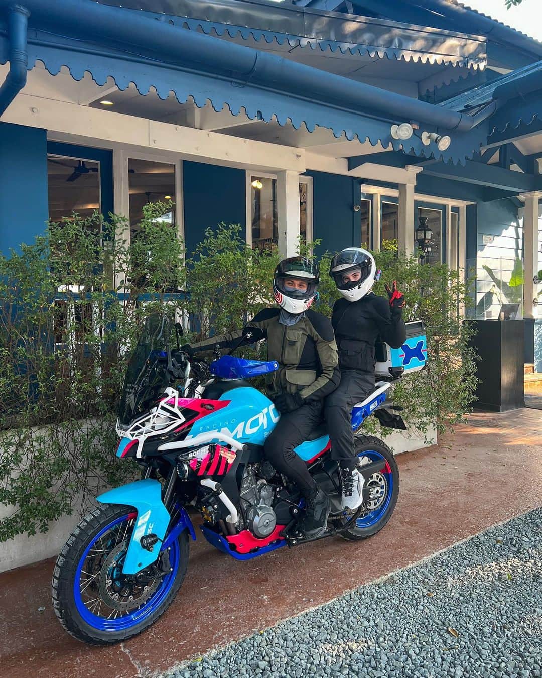 Coleen Garciaさんのインスタグラム写真 - (Coleen GarciaInstagram)「5 years married to this guy. 😜 Today started with a (very hot) breakfast ride, and then a bunch of spontaneous, last-minute plans that we were not prepared for, but thoroughly enjoyed anyway. 😆 It ended the same way it always does: chilling and watching our current favorite show, then cuddling up with our little one. So blessed I get to do life with you @billycrawford Love you! 🤍」4月21日 0時25分 - coleen