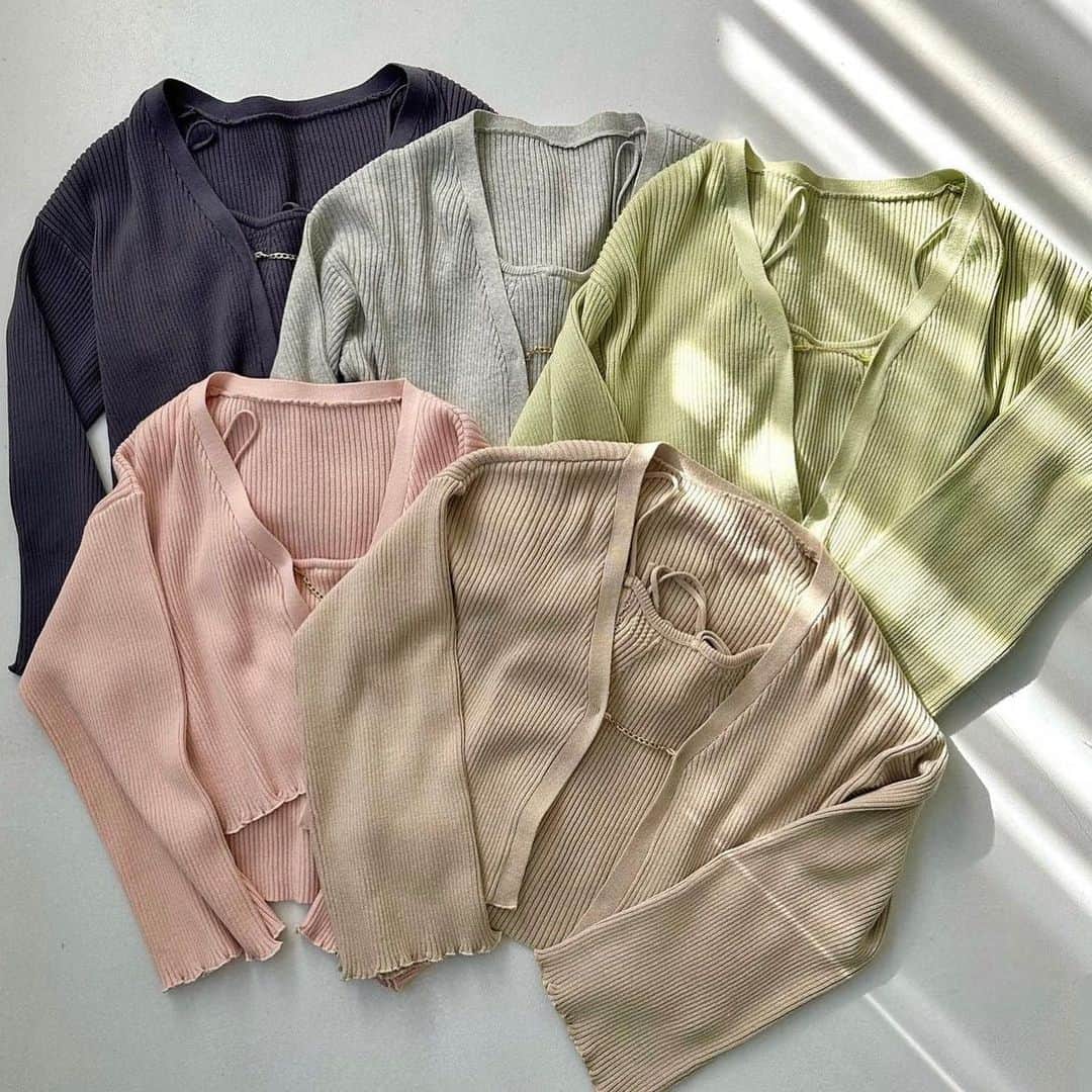 Fleur Fleurのインスタグラム：「又係毛毛雨嘅天氣🌧️ 真係要帶定外套出街㗎🥰👌🏼  春夏季服飾一律有八折優惠，購買兩件可享免費順豐送貨服務 香港🇭🇰同埋澳門🇲🇴嘅客人 都可以使用呢個優惠😍👌🏼 watsapp: 5572-9458 銅鑼灣門市：恩平道52號2樓A室(hysan廣場步行1分鐘)」