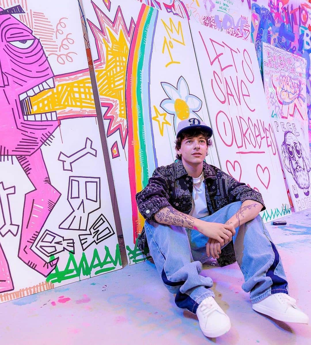 YOOX.COMのインスタグラム：「Another #YOOX Design Week came to an end here in Milan: to close up three days of events, @sigh.tanc brought his ironic and alternative approach to life during his performance, our friends of @houseoftalent.it came to say hi expressing their style on our walls using @posca.it and the white canvas are now fulfilled with the artistic touch of everyone who crossed by THE COLOUR SQUAD - Designing Tomorrow Together event.」