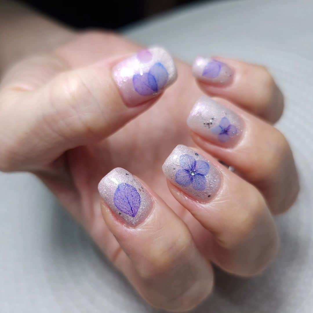 Yingのインスタグラム：「Base colour: Kimagure Cat Eye #6957 Flowers: Tsumekira NN-AJI-003  SHOP: @nailwonderlandsg www.nailwonderland.com」