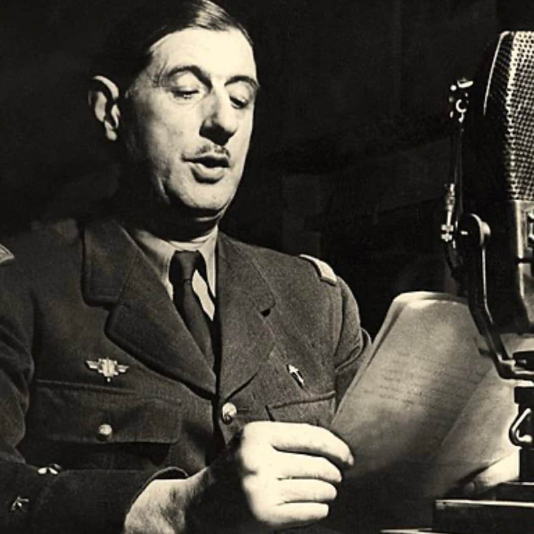 カーラ・ブルーニさんのインスタグラム写真 - (カーラ・ブルーニInstagram)「TBT photo dump   En souvenir d’un voyage à Londres le 18 Juin 2010 en commémoration du célèbre discours du Général De Gaulle le 18 juin 1940 sur les ondes de la BBC   L’appel du 18 Juin est le premier discours prononcé par le général de Gaulle à la radio de Londres, sur les ondes de la BBC, le 18 juin 1940. Ce discours est une réponse au discours radiophonique du 17 juin 1940 du maréchal Pétain fait, la veille à 12 h 20, quand celui-ci est devenu président du Conseil. De Gaulle s'adresse à tous les militaires, ingénieurs ou ouvriers français spécialistes de l'armement qui se trouvent en territoire britannique à se mettre en rapport avec lui, pour continuer le combat contre l'Allemagne. Il prédit aussi la mondialisation de la guerre. Très peu entendu sur le moment, il donne lieu à la publication le lendemain dans le Times et le Daily Express de la version écrite issue du Ministry of Information (MOI), reprise par quelques journaux français. Il est considéré comme le texte fondateur de la Résistance française, dont il demeure le symbole.  In memory of a trip to London on June 18, 2010 in commemoration of the famous speech of General De Gaulle on June 18, 1940 on the waves of the BBC  L'appel du 18 juin[a] was the first speech delivered by General de Gaulle on London radio, on the BBC, on June 18, 1940. This speech was a response to the radio speech of June 17, 1940 by the Marshal Pétain did, the day before at 12:20 p.m., when he became President of the Council. De Gaulle appeals to all French soldiers, engineers or workers specializing in armaments who find themselves in British territory to get in touch with him, to continue the fight against Germany. He also predicts the globalization of war. Very little heard at the time, it gave rise to the publication the next day in the Times and the Daily Express of the written version from the Ministry of Information (MOI), taken up by some French newspapers. It is considered the founding text of the French Resistance, of which it remains the symbol. @nicolassarkozy @kingcharlesoficial @bbc  @theroyalfamily #charlesdegaulle #resistancefrancaise #famousspeeches 🎙️🇫🇷🇬🇧」4月21日 0時19分 - carlabruniofficial