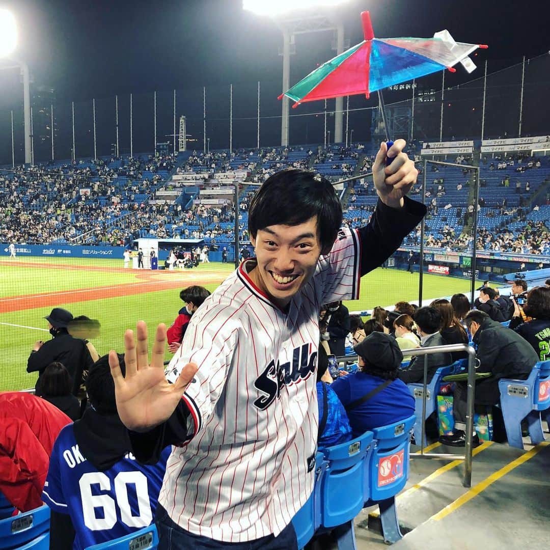 竹内一希のインスタグラム：「今季最初の神宮球場で野球観戦！ 試合はなんと中村選手のヒットで劇的サヨナラ勝ち！ やはり神宮で観る野球は良い！ビールが美味い！ #ヤクルトスワローズ」