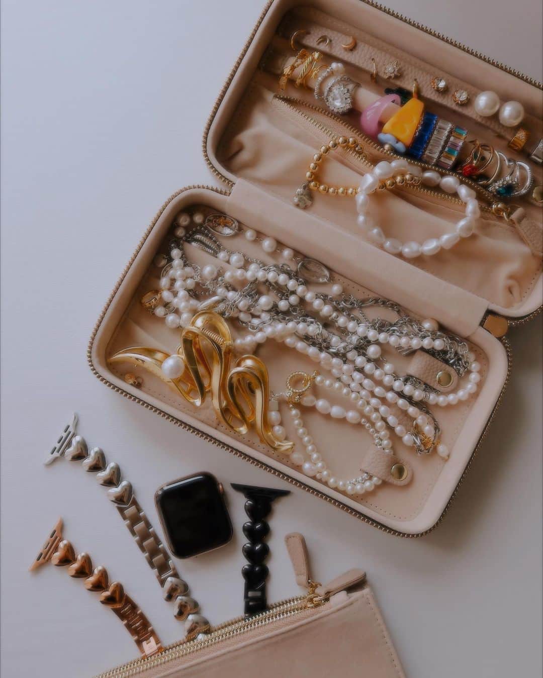 林咖安（Lyla）さんのインスタグラム写真 - (林咖安（Lyla）Instagram)「#jewelrybox   3月初的時候因為飾品收納大爆炸 所以立馬做了奶油色的飾品盒✨🤣  加上常常收到朋朋們想要收納的訊息✉️ 完全一刻都不想等就立馬開始製作🔥💪🏼🛠️  其實要訂做一個連團隊內部人員 都覺得好用的飾品盒真的超級不容易😅 尤其是要面面俱到＋外觀好看＋皮革質感到位 還要什麼款式都要能保護好放在裡面！  最後，一目瞭然的分類！ 也是非常重要的必備條件 ✔️😎  好看又實用的中型飾品盒✨🫶🏼💕 正面頂部印上了：Dreaming 字樣 希望在2023我們一起繼續朝夢想前進～   LOVE YOU ALL 🥰  @lvdx.x   #jewelrystorage」4月21日 0時27分 - _______lyla_______