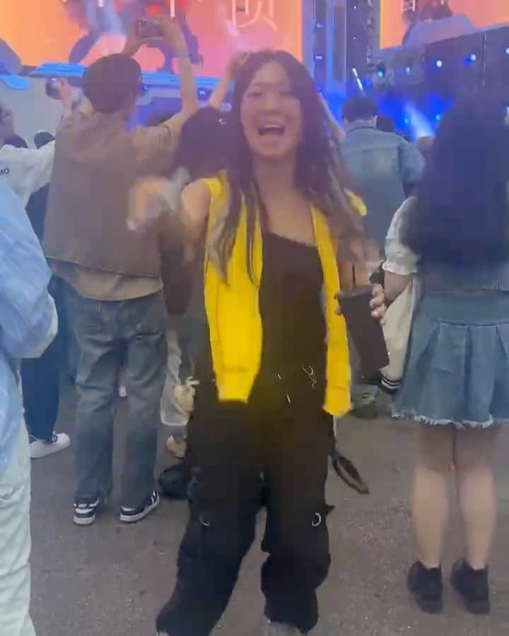 ジェン・サイサイのインスタグラム：「Which one are you?🤨  #musicfestival」