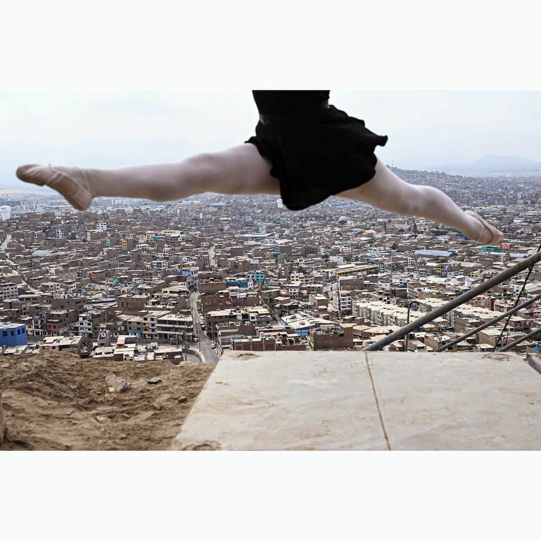AFP通信さんのインスタグラム写真 - (AFP通信Instagram)「AFP Photo 📷 @ernestobenavidesde - Ballet students perform at the San Genaro neighborhood in the Chorrillos district, south of Lima, on April 1, 2023.⁣ ⁣ At an arid and dry hill in Lima, a group of girls wearing leotards stand on their toes in a rocky and dusty road. Hardly any of them will become a professional dancer, acknowledges without bitterness Maria del Carmen Silva, instructor of the ballet that finances itself from recycling in Peru.」4月21日 0時29分 - afpphoto