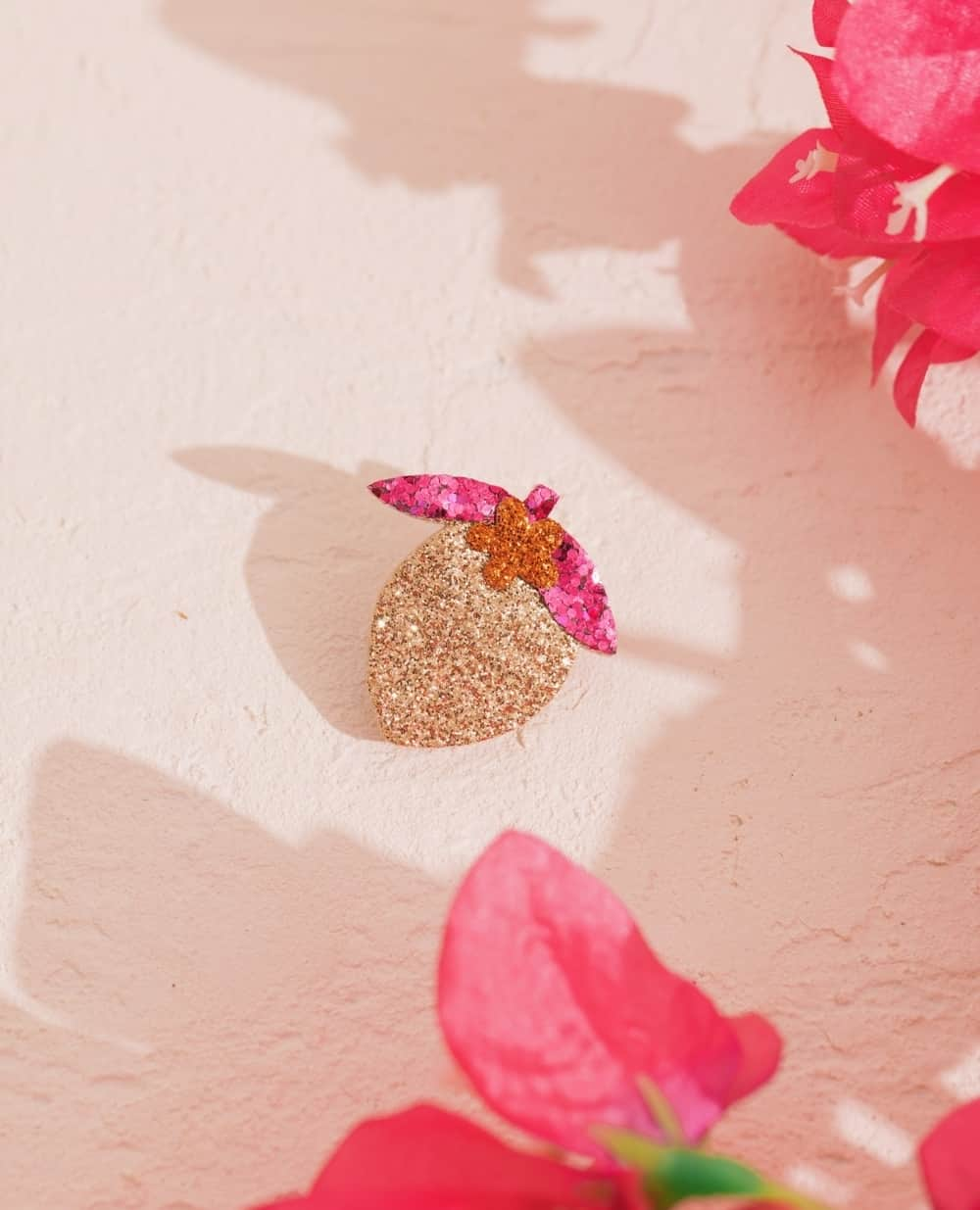 デプチオーさんのインスタグラム写真 - (デプチオーInstagram)「Nos jolies broches sont déjà en train de lézarder au soleil ☀️⁠ ⁠ 🌎 Our pretty brooches are already basking in the sun ☀️⁠ ⁠ #despetitshauts #despetitshautsaddict #lavieenplusjolie #lapalma #accessoires #broches」4月21日 0時35分 - despetitshauts