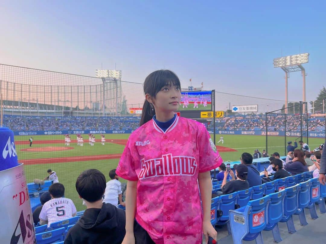 Macoto Tanaka 田中真琴のインスタグラム：「さいきんのはなし サッカー好きの私が、なんと、初のプロ野球観戦⚾️！ めちゃくちゃ楽しかったーー！！！ ヤクルトスワローズと中日ドラゴンズの試合観てきました。 絶対また行きたい。 サッカーも好きやけど、野球もいいね。 ルールと選手もっと詳しくなりたい。 Ｊリーグと違うお客さんの感じが新しいし、良いところは沢山真似できたらいいのになぁと思った！！ #ヤクルトスワローズ  #中日ドラゴンズ  #初のプロ野球観戦 #神宮球場」