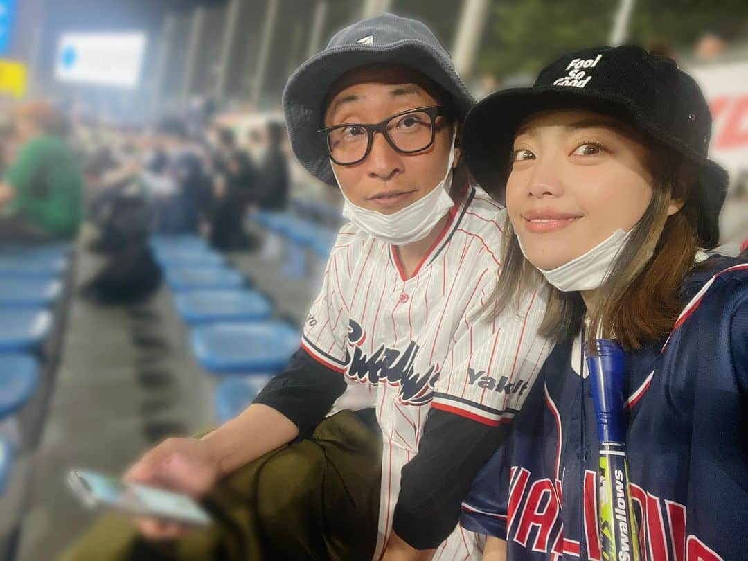 石川あんなさんのインスタグラム写真 - (石川あんなInstagram)「サヨナラ勝ち〜！⚾️  ちゃんと声出しの試合来たの初だったのですごく楽しかった🥹❣️ 応援歌覚えて行ってよかった💪  #ヤクルトスワローズ #スワローズ #神宮球場 #ゆってぃ #嫁ってぃ」4月21日 0時33分 - anna_iskw