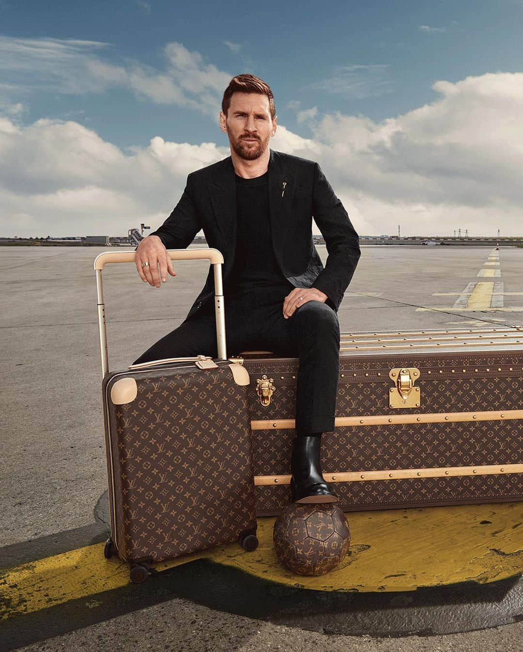 LVMHさんのインスタグラム写真 - (LVMHInstagram)「Discover @louisvuitton’s “Horizons Never End,” an exciting new travel campaign starring the recent world champion, Lionel Messi, for the Horizon luggage collection designed by Marc Newson.  Evoking the spirit of travel, Louis Vuitton’s new campaign is an homage to the Maison’s luggage-making heritage.   #LVMH #LouisVuitton」4月21日 0時36分 - lvmh