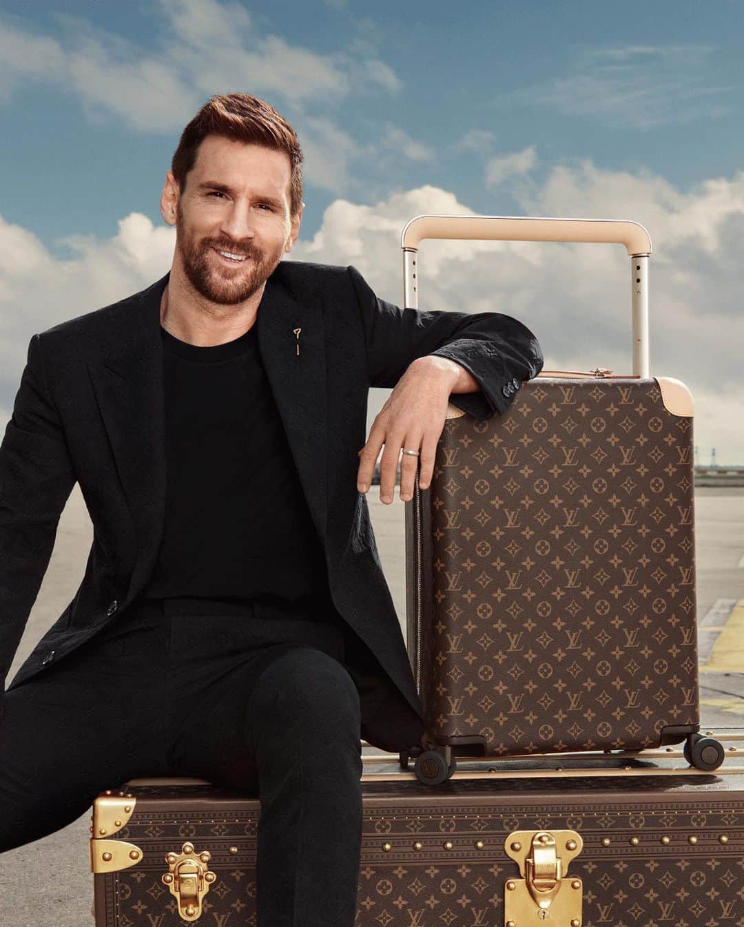 LVMHさんのインスタグラム写真 - (LVMHInstagram)「Discover @louisvuitton’s “Horizons Never End,” an exciting new travel campaign starring the recent world champion, Lionel Messi, for the Horizon luggage collection designed by Marc Newson.  Evoking the spirit of travel, Louis Vuitton’s new campaign is an homage to the Maison’s luggage-making heritage.   #LVMH #LouisVuitton」4月21日 0時36分 - lvmh