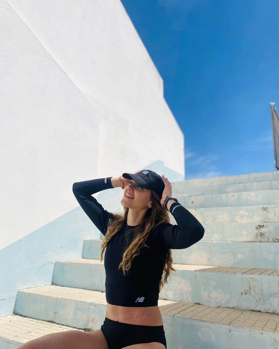 Karolina ŁOZOWSKAのインスタグラム：「Afternoon session in black 🖤🖤 #sportmotivation #polishathlete #runner #polishgirl #happy #goodvibes」