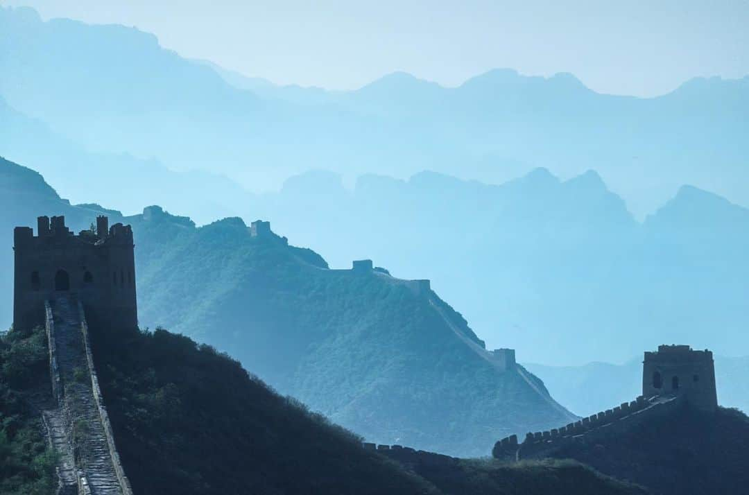 Michael Yamashitaさんのインスタグラム写真 - (Michael YamashitaInstagram)「Back in Beijing after 3 1/2 years absence. The Great Firewall of China prevents me from posting on Instagram which is not recognized here. Here are a few photographs from the archive being posted from my studio:  The Great Wall of China - The unrestored section of Jinshanling Wall exemplifies the Wild Wall through its direct connection to the past - no tourist attractions, no souvenir stands. #Jinshanling #GreatWall #willdwall #greatwallofchina」4月21日 0時39分 - yamashitaphoto