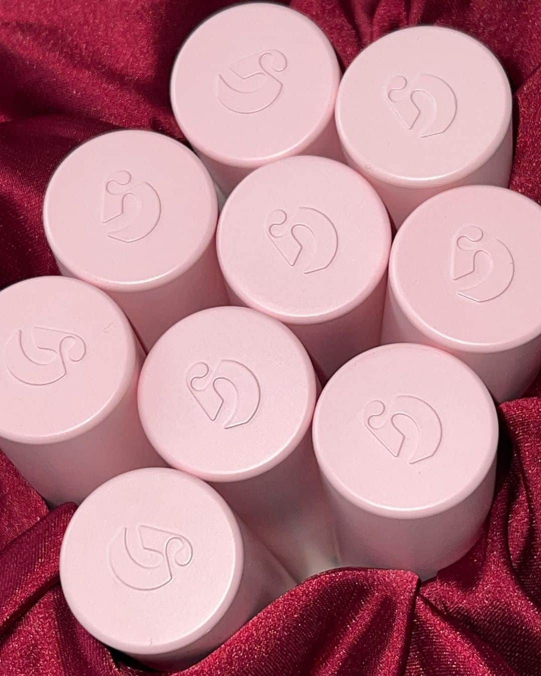 Glossierさんのインスタグラム写真 - (GlossierInstagram)「Feels as good as it looks 👄 A night out at Glossier LA with G Suit in Flip, Drive, Jet and Tempo. Coming next week.」4月21日 0時52分 - glossier