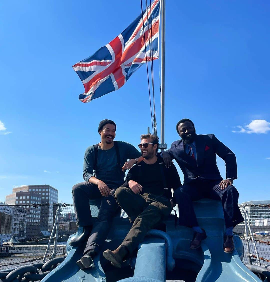 アレックス・ペティファーさんのインスタグラム写真 - (アレックス・ペティファーInstagram)「For King and country 🇬🇧 #ministryofungentlemanlywarfare」4月21日 0時50分 - alexpettyfer