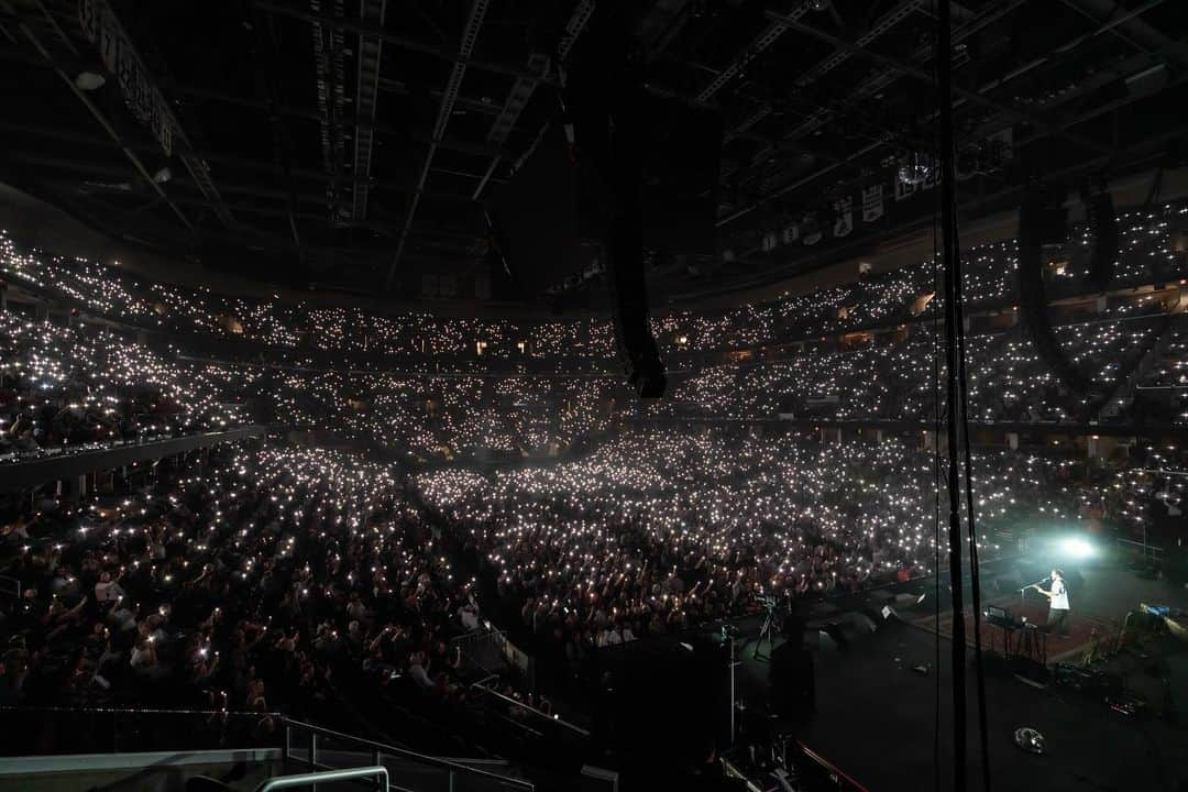 アダム・サンドラーさんのインスタグラム写真 - (アダム・サンドラーInstagram)「Couldn’t get any better, Cleveland. One of the most rockin’ Wednesdays I’ve ever had. Thank you for all the fun and love @rocketmortgagefieldhouse」4月21日 0時59分 - adamsandler