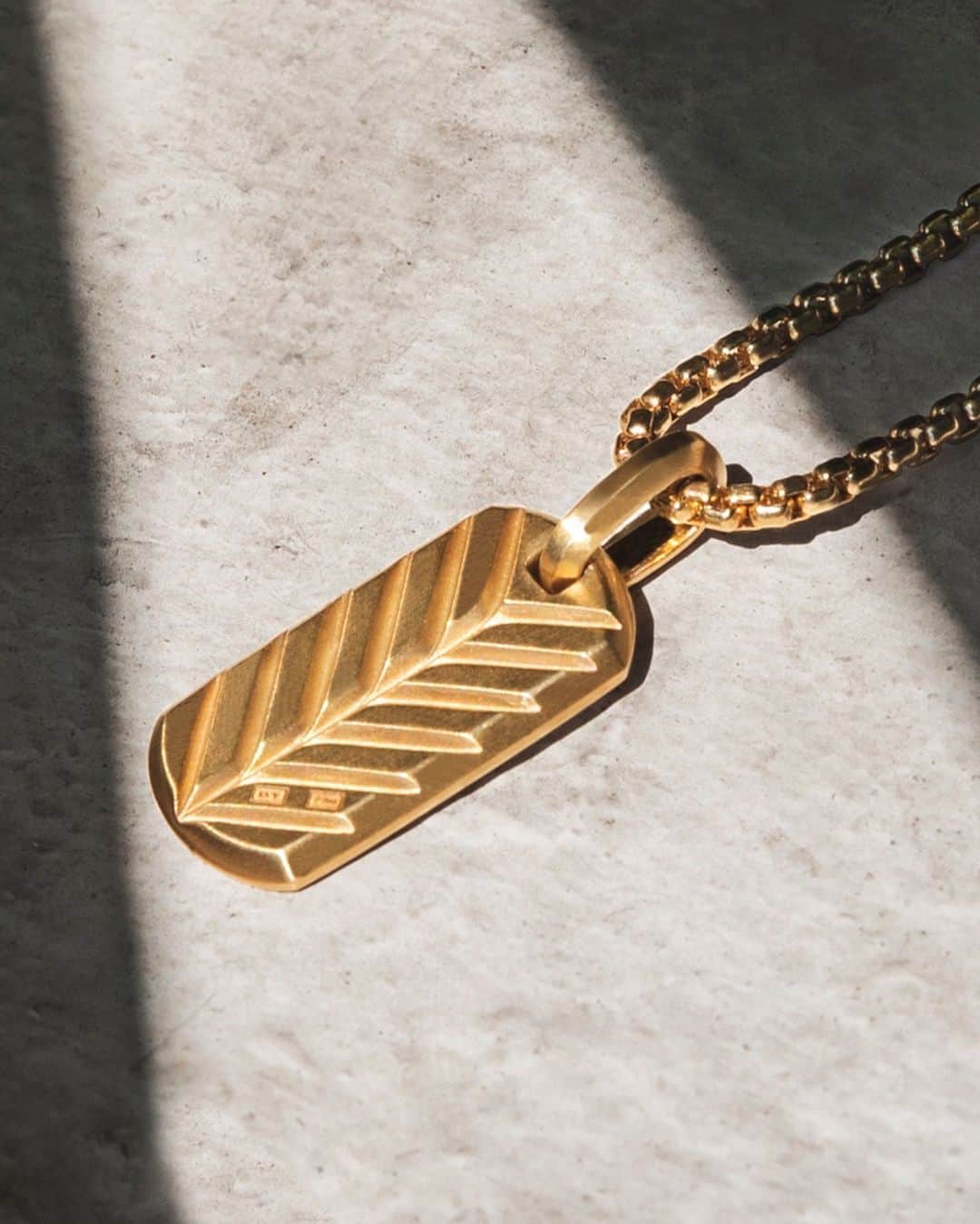 デイビット・ユーマンさんのインスタグラム写真 - (デイビット・ユーマンInstagram)「All that glitters is... explore 18K gold Chevron designs at the link in our bio.   #DavidYurman #jewelry #necklace」4月21日 1時00分 - davidyurmanmen