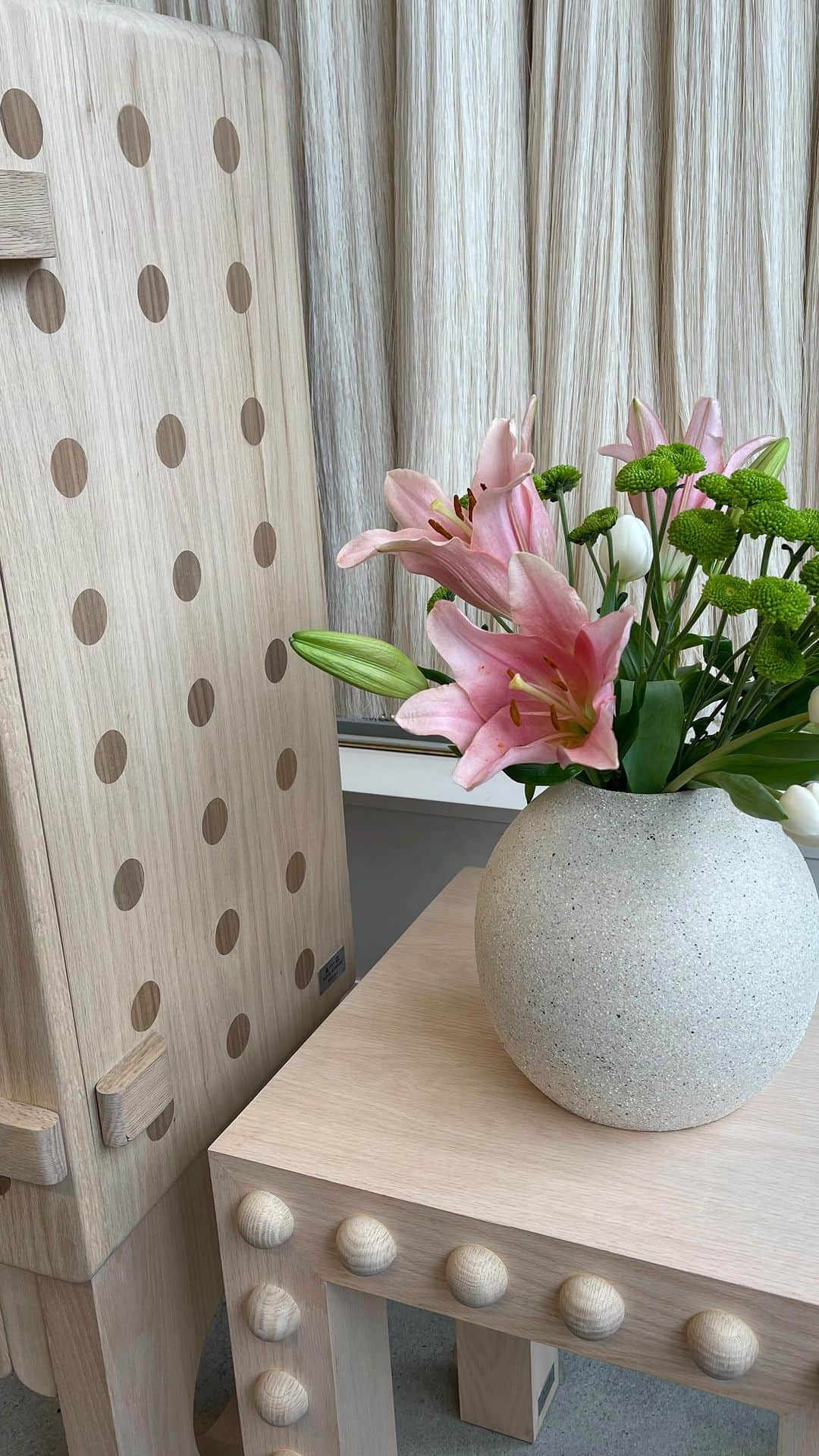 オバッキのインスタグラム：「Celebrate spring and make the most of your artisan vases!   Shop our handmade vases and planters at the link in our bio.」