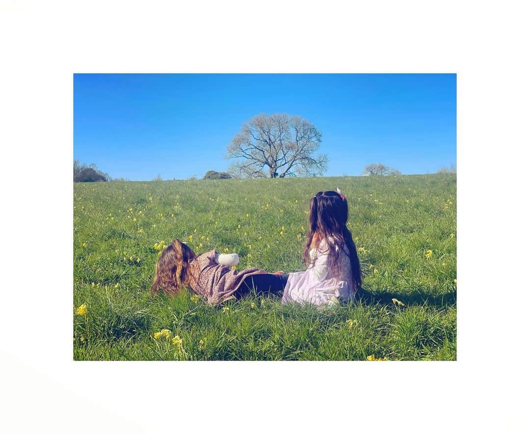 ダイアナ湯川のインスタグラム：「Eight years ago this month, we viewed our cottage and stood at the edge of this cowslip meadow, at the back of our garden and fell in love with this magical place ✨ We imagined having a family and children growing up surrounded by all of this beauty. Watching them play here now is everything - what we dreamed of 💖 . . . . #daughters #sisters #childhood #magic #memories #motherhood #love #blessed #happiness #nature #spring #cowslip #beauty #gratitude #family #cotswolds #countrylife」