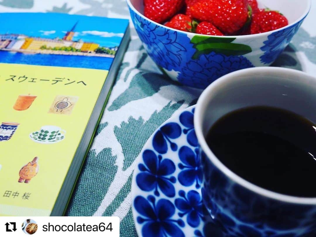 北欧デザイン・ストックホルム便のインスタグラム：「#Repost @shocolatea64 with @use.repost ・・・ 帰ったら届いていたいちご🍓と本📗。 いちごはお裾分け。 本は @hokuo_design_stockholm さんの スウェーデンへ🇸🇪 フィンランドに関するものや旅歩きの本は 何冊か持っていてもスウェーデンのものは、 あまりなかったような、、  世の中が通常に戻りつつある中、人々の往来も増え、旅をする人たちも増えてきているのを目の当たりにはするけれど、まだ海外への旅行は躊躇している私💦 3年前に一緒に行く予定をしていた友人にさり気なく聞いてみたら、来年なら、、♬  というわけで まだまだ少し先だけど、 そうと決まっただけで、 気持ちがアップしてきてます、私⤴️ 今から少しずつ情報収集。 来年が楽しみ〜🇫🇮🇸🇪  #北欧  #北欧ヴィンテージ  #アラビア #ロールストランド #モナミ  #フィーカタイム  #北欧旅行 #来年夏かな  #ストックホルムと小さな街散歩　 #田中桜さん #毎日が頑張れる  🍓🍓🍓🍓🍓  子供の体調不良諸々でお疲れ気味なところでインスタを開いたら、とーっても嬉しい投稿が😍 ありがとうございます❤️元気をいただきました！  素敵な旅になるように、旅行に役立ちそうな情報、もっとアップしていけるといいなぁ🤔」