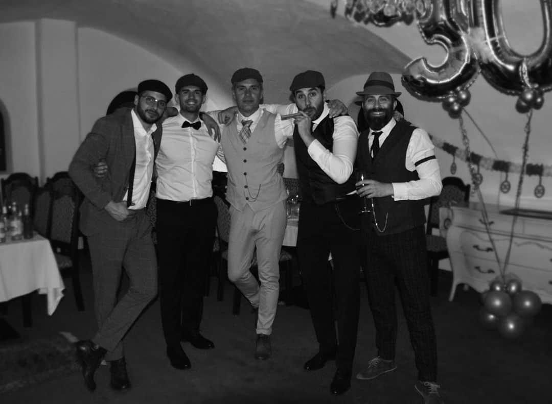カロル・ブレッサヌッティさんのインスタグラム写真 - (カロル・ブレッサヌッティInstagram)「🎉🎊 30 🎉🎊 - - - - #30party #peakyblinders #20sstyle #partytime🎉」4月21日 0時59分 - carolein_b