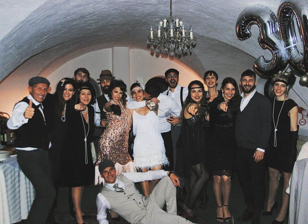 カロル・ブレッサヌッティのインスタグラム：「🎉🎊 30 🎉🎊 - - - - #30party #peakyblinders #20sstyle #partytime🎉」