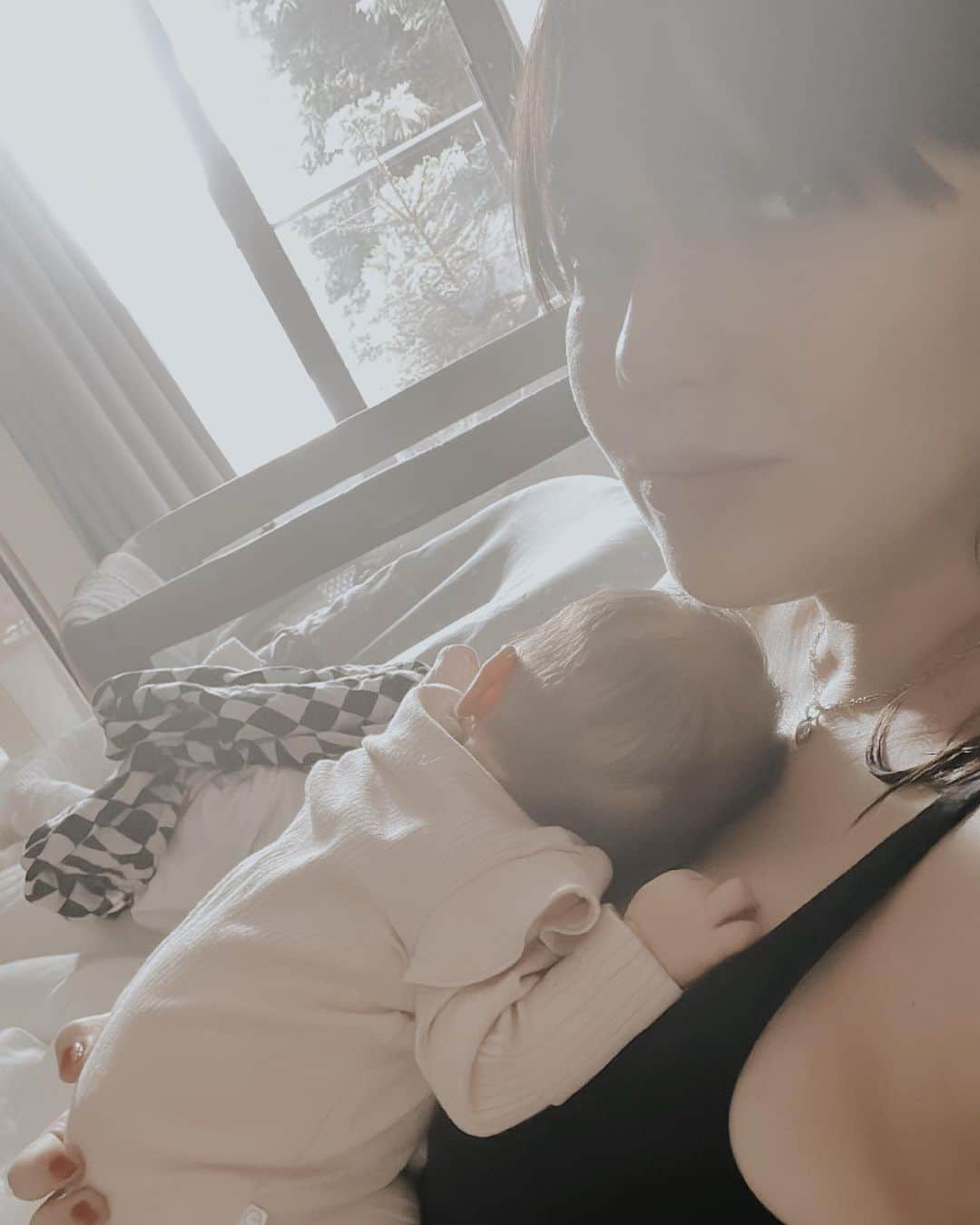 デイジー・ロウのインスタグラム：「Postcards from the newborn bubble that are soothing my soul no end 💗🫧  Ivy cuddles 🥹💗 Chasing the sunshine, blue skies and blossom 🌸 Placenta encapsulation from  @birthbetter_withelona 🪩 My first time baking as a mumma 💗」