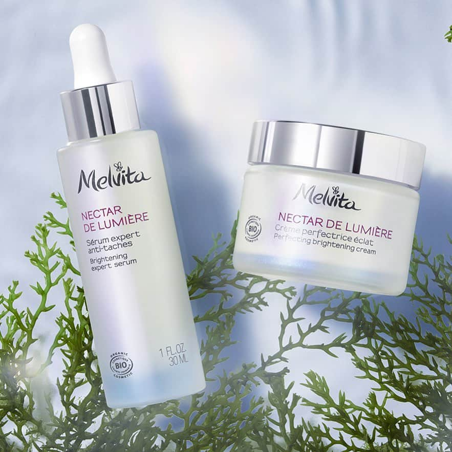 Melvita Officialのインスタグラム：「Une gamme engagée 🤍  Fabriqués en France et certifiés bio les soins Nectar de lumière ont été pensés pour protéger la peau mais aussi la planète :  🌱 La crème perfectrice éclat Nectar de Lumière est composée à 99% d’ingrédients d'origine naturelle. Son flacon est composé de 20% de verre recyclé et est 100% recyclable. 🌱 Le sérum expert anti-taches Nectar de Lumière est composé à 100% d’ingrédients d'origine naturelle. Son flacon et son packaging secondaire sont 100% recyclables.  Pour en savoir plus sur nos engagements, rendez-vous sur Melvita.fr  #Melvita #NectarDeLumiere #brighteningskincare #organicskincare #cosmetiquebio #madeinfrance」