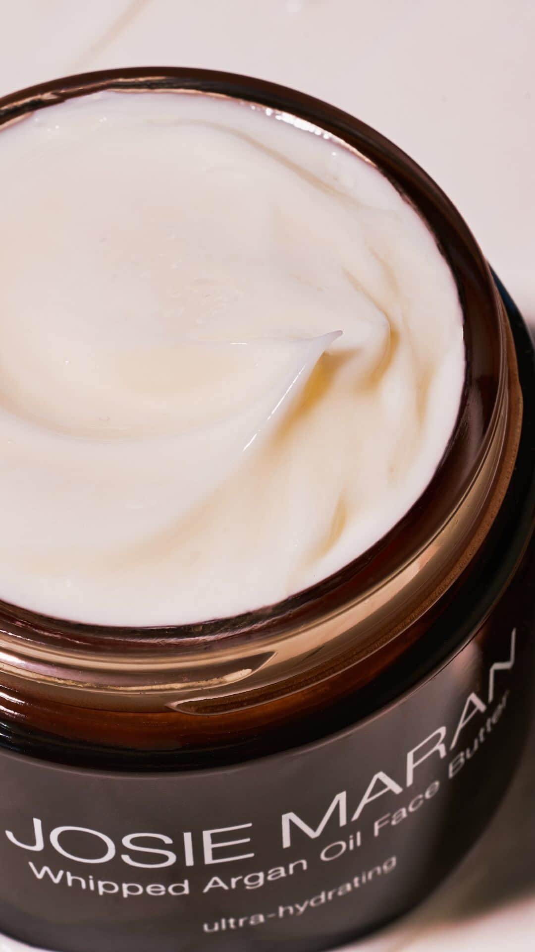 ジョジー・マランのインスタグラム：「Your closet isn’t the only thing that changes with the seasons. What’s the first item you swap in your skincare routine come Spring? Here are our lightweight recs for the sunny daze ahead. 🌞」