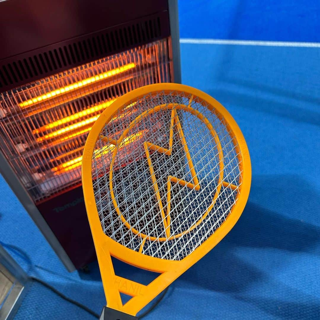 ソンヒョクのインスタグラム：「#wilson electronic mosquito swatters #tennis possibility 😁😄😝」