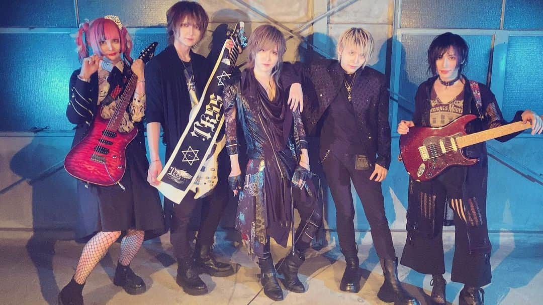 のインスタグラム：「最高で最強のバンドです  10周年ワンマンもよろしくお願いします」