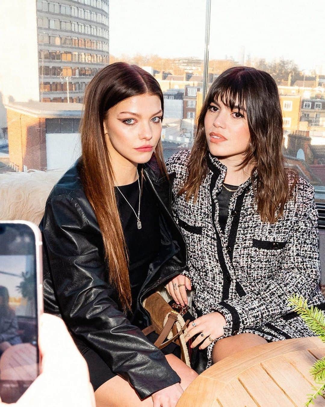 Harrodsさんのインスタグラム写真 - (HarrodsInstagram)「Rooftop season is officially here 🍸 Last night, we celebrated the opening of the Studio Frantzén terrace, London's hottest new rooftop. Taking up residence on the Fifth Floor and open until late, it serves delectable cocktails, impeccable vibes and stunning skyline views. What more could you want? Book now through our link in bio.  📸 @jamesdkelly  #Harrods #HarrodsFood」4月21日 1時16分 - harrods
