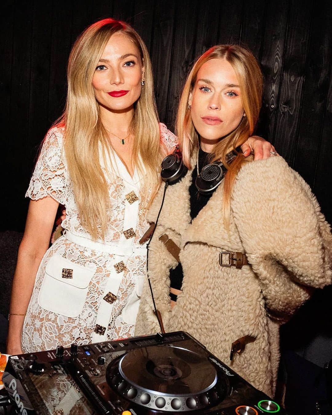 Harrodsさんのインスタグラム写真 - (HarrodsInstagram)「Rooftop season is officially here 🍸 Last night, we celebrated the opening of the Studio Frantzén terrace, London's hottest new rooftop. Taking up residence on the Fifth Floor and open until late, it serves delectable cocktails, impeccable vibes and stunning skyline views. What more could you want? Book now through our link in bio.  📸 @jamesdkelly  #Harrods #HarrodsFood」4月21日 1時16分 - harrods