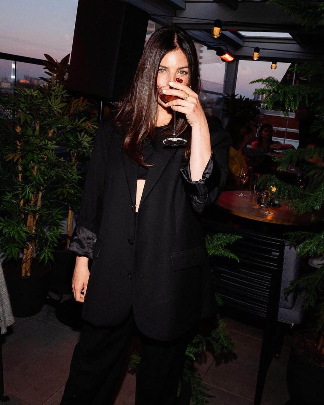 Harrodsのインスタグラム：「Rooftop season is officially here 🍸 Last night, we celebrated the opening of the Studio Frantzén terrace, London's hottest new rooftop. Taking up residence on the Fifth Floor and open until late, it serves delectable cocktails, impeccable vibes and stunning skyline views. What more could you want? Book now through our link in bio.  📸 @jamesdkelly  #Harrods #HarrodsFood」
