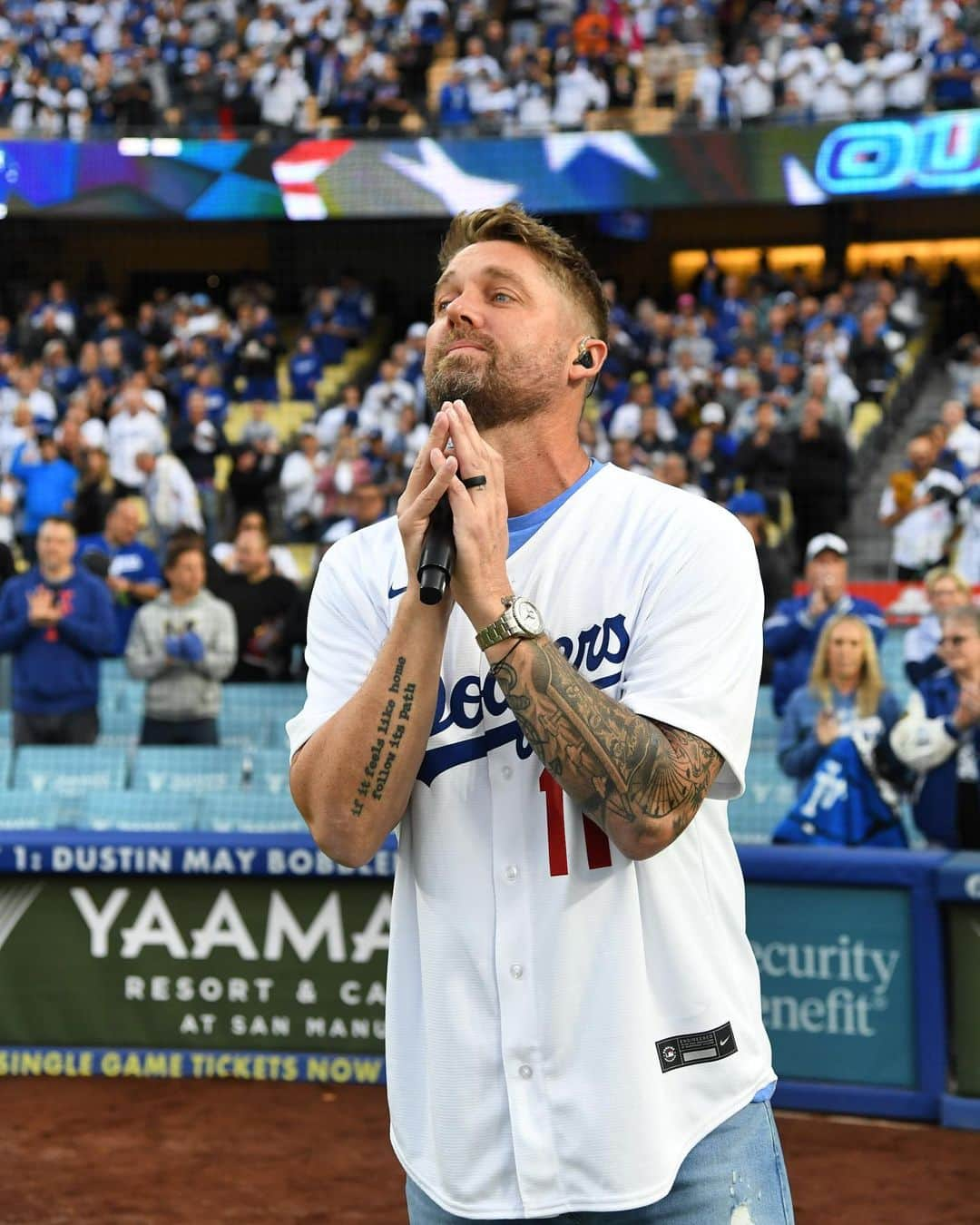 ブルット・ヤングのインスタグラム：「Honored to do the anthem for my @dodgers on a night we honored @thevinscully and @claytonkershaw got #200. Let’s go big blue!  #dodgers #nationalanthem #playball」