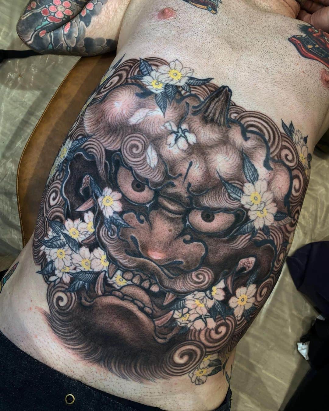 SHIGEのインスタグラム：「All day shading this Karajishi head at @godsofinktattooconvention in Frankfurt last day,, It was started in @tattoo_convention_berlin 19’ by free hand,, Thank you! Otsukaresama deshita!  #shige #shigetattoo #shigeyellowblaze #yellowblazetattoo #黄炎 #唐獅子 #karajishi #日本刺青 #japanesetattoo #japaneseart #制作途中 #inprogress @bishoprotary #bishoprotary #bishopfamily @inkeeze #inkeeze #dipcaps @dipcaps @davincineedles @fusionink #fusionink #fusioninkproteam #frankfurt」